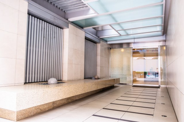 【エントランス】 | 【エントランスアプローチ】ゆるぎない風格と気品が漂う、メインエントランス入口です！