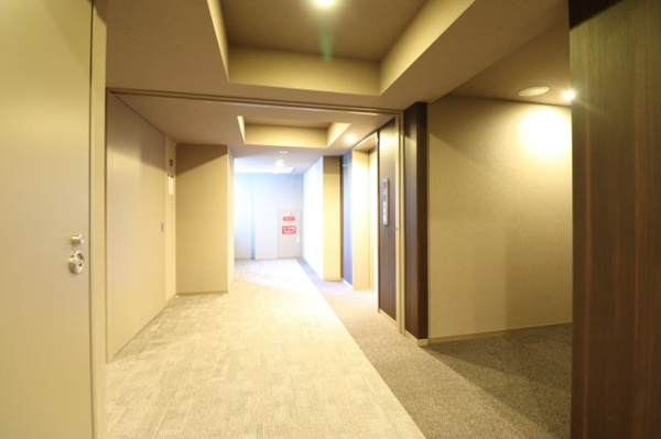 【その他共用部分】 | 【共用廊下】外からの視線が届かない、安心の内廊下設計！天候にも左右されることなく、安全です！