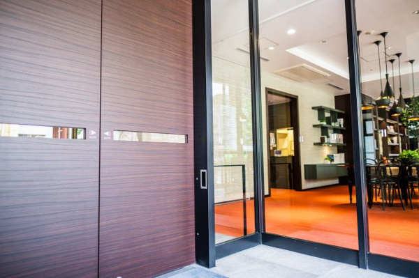 【エントランス】 | 【風除室】開放的なガラス張りのエントランス。シティホテルのような上品な雰囲気が漂っています！