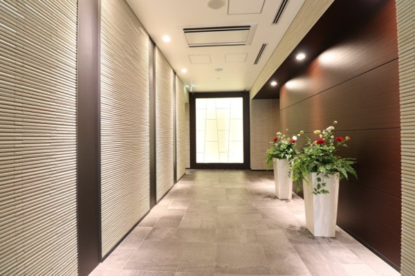 【エントランス】 | 【エントランスホール】エレガントな木調仕上げ。都心タワーレジデンスならではのグレード感あるしつらえ！