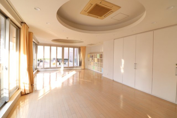 【その他共用部分】 | 【キッズクラブ】絵本コレクションを備えた、子供たちのふれあい空間。ルーフガーデンのウッドデッキ直結！