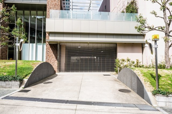 【駐車場】 | 【敷地内駐車場】きちんと整備されたきれいな駐車場です！十分な広さがあり、車の出し入れもスムーズ！