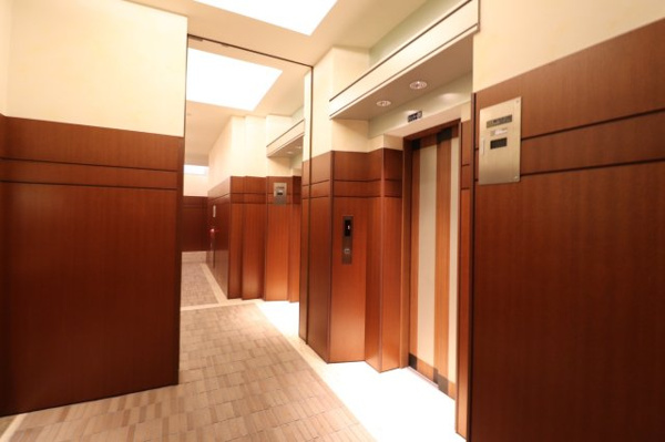 【その他共用部分】 | 【エレベーターホール】床一面のカーペット敷、やわらかなダウンライト、快適空調など高水準のクオリティ！