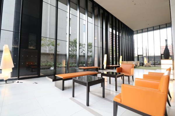 【エントランス】 | 【エントランスホール】お待ち合わせや、ゲストとのご歓談にもぴったりな、広々とした空間です！