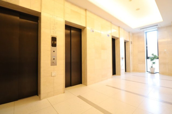 【その他共用部分】 | 【エレベーターホール】白を基調とした、品のある内装です。エレベーターは全部で4基ございます！