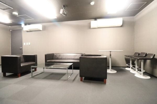 【その他共用部分】 | 【プレイルーム】黒と白で統一したクールなインテリア！革張りのゆとりあるソファでお寛ぎください。