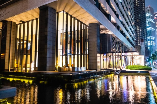 【外観】 | 【エントランス外観】都市の渇きを癒す水盤の煌めき。まるで水に浮かぶような、開放的なテラスにも注目！！