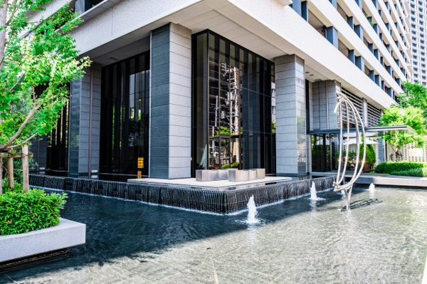 【周辺】 | 【エントランス周辺】爽やかで贅沢感あふれる噴水と、象徴的なオブジェが、オーナーやゲストをお出迎え。