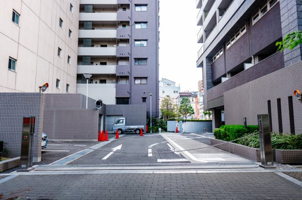 【駐車場】 | 【敷地内駐車場】きちんと整備されたきれいな駐車場です！十分な広さがあり、車の出し入れもスムーズ！