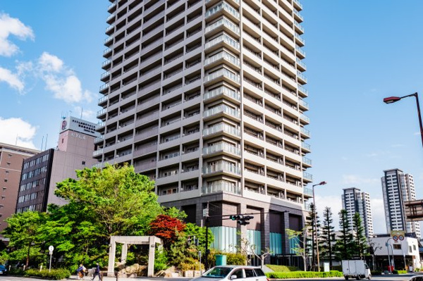 【外観】 | 【基壇部外観】マンション周辺には緑が多く、周辺の歩道も綺麗に整備されています！