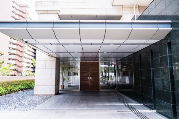 【エントランス】 | 【エントランス外観】大胆な庇やガラスウォールなど、洗練された都会的なデザインのエントランスです！