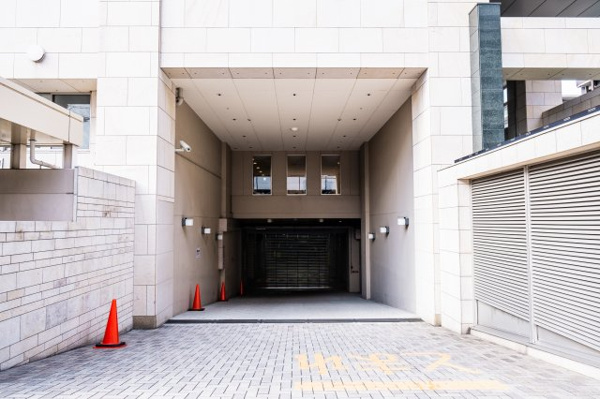 【駐車場】 | 【敷地内駐車場】きちんと整備されたきれいな駐車場です！十分な広さがあり、車の出し入れもスムーズ！