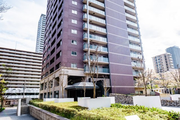 【周辺】 | 【エントランスプラザ】オープンスペースに贅沢なゆとりを持たせ、建物の周りには美しい庭が広がります！