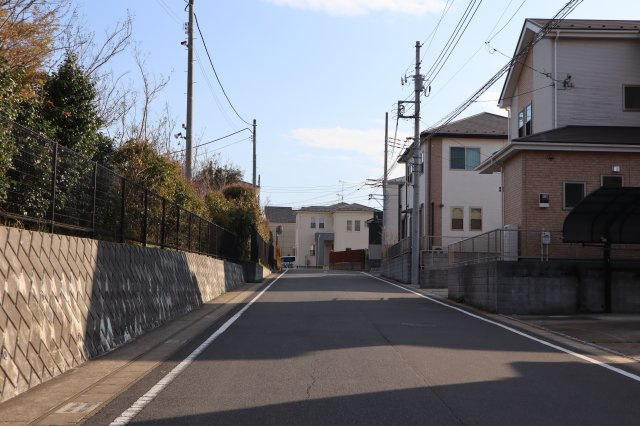 八千代市大和田新田　中古戸建　２０１３年建築　土地約７０坪・建物約３３坪の前面道路含む現地写真