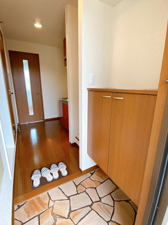 【展望】 | 玄関から室内への景観です！キッチンの奥に洋室5.3帖のお部屋があります♪