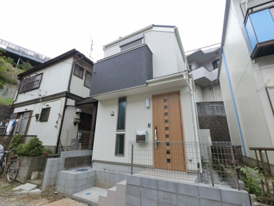 【外観】 | 篠原台町新築戸建て | 東急東横線「白楽」駅徒歩10分、「妙蓮寺」駅徒歩12分、地下鉄ブルーライン「岸根公園」駅徒歩13分の好立地。
閑静な住宅街に位置します。