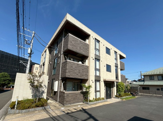 【外観】 | 「綱島」駅徒歩圏内！2駅利用可能で便利な3階建てマンションです☆共用廊下はホテルライクな内廊下♪防犯対策も充実しています◎