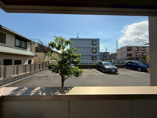 【展望】 | バルコニーからの眺望です♪目の前は駐車場になっていて視界を遮る建物がありません☆
