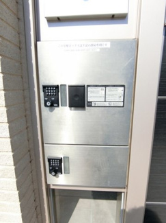 【その他共用部分】 | 共用エントランスには宅配BOXがあるので荷物の受け取りもスムーズに♪再配達を依頼する手間が省けます☆