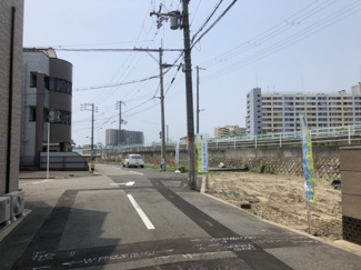 【前面道路含む現地写真】