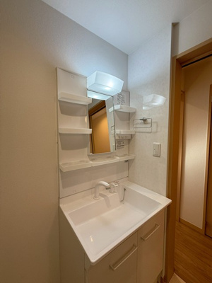 【トイレ】 | アンジェロ ヴィラ | トイレは温水洗浄便座付き♪人気のバストイレ別です♪トイレットペーパーなどの小物を置ける棚付きです♪