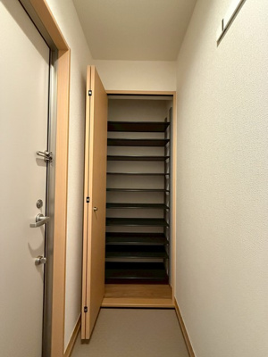 【設備】 | アンジェロ ヴィラ | 洗面所内、洗髪洗面化粧台横にある室内洗濯機置き場です♪防水パンが付いているので万が一の漏水にも安心です！
