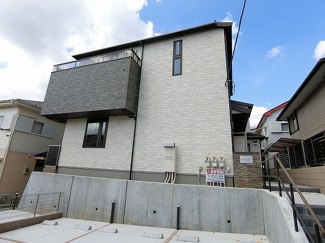 【外観】 | ペットOK♪ワンちゃん・猫ちゃんと一緒に暮らせます♪閑静な住宅地にある人気のテラスハウスです☆小田急線「新百合ヶ丘」駅まで徒歩圏内！