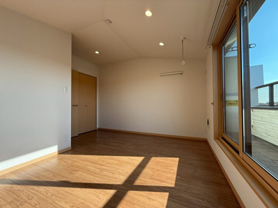 【洋室】 | アンジェロ ヴィラ | 2階・南西向き洋室7.1帖☆バルコニーに繋がるお部屋です！オシャレなアクセントクロスが魅力的なお部屋☆