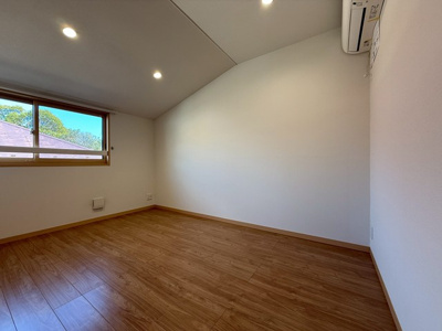 【寝室】 | アンジェロ ヴィラ | 2階・南西向き洋室7.1帖☆クローゼットがあります♪お洋服がスッキリ収納できて、整理しやすくなりますね☆