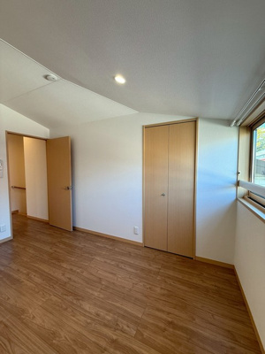 【洋室】 | アンジェロ ヴィラ | 2階・洋室6.1帖☆階段を上がって左手にあるお部屋です♪クローゼットとエアコンがあります！子供部屋や書斎・寝室など多用途に使えそうですね♪