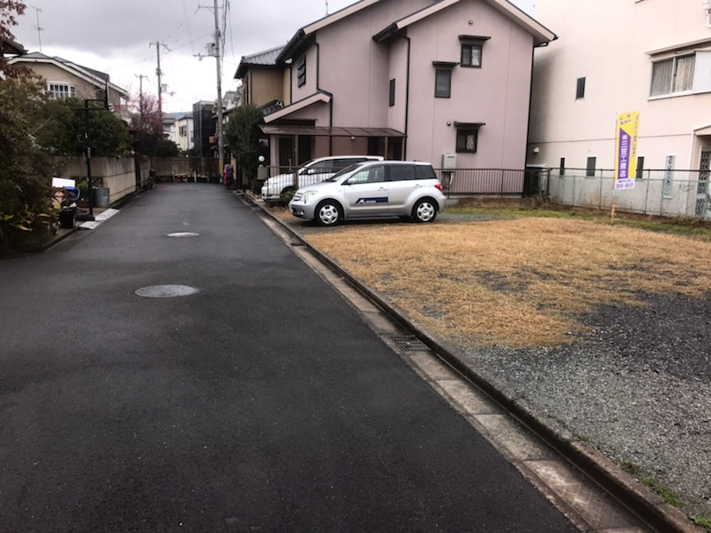 グラッド・タウン灰塚５丁目の前面道路含む現地写真