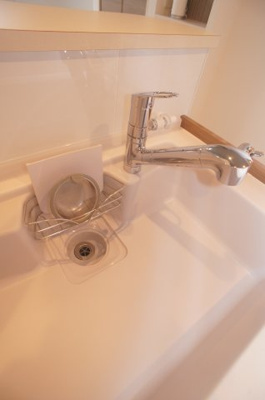 【設備】 | グランフローラⅠ | ＩＨ３口コンロにグリルもついてます。横幅2100cmの広々キッチン。浄水器付きシャワー水栓。オシャレな人造大理石天板。収納はスライド収納