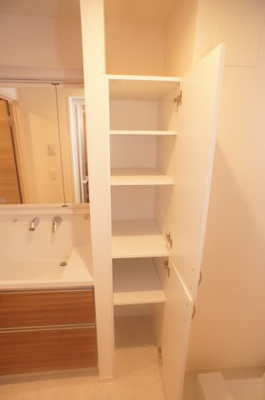 【その他】 | グランフローラⅠ | 高級感のある三面鏡洗面台。横幅90ｃｍの人造大理石トップ。シャワー水栓・スライド収納