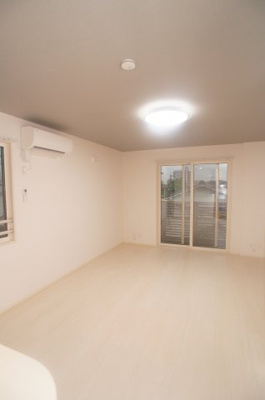 【居間・リビング】 | グランフローラⅠ | 床の色は白基調になります　全室角部屋・エアコン２基付・全室照明付き