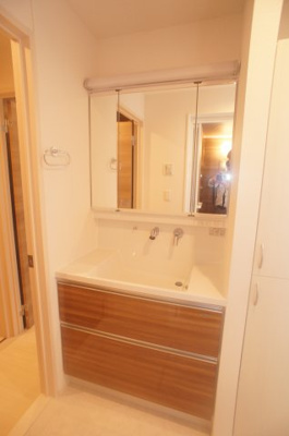 【洗面所】 | グランフローラⅠ | 高級感のある三面鏡洗面台。横幅90ｃｍの人造大理石トップ。シャワー水栓・スライド収納