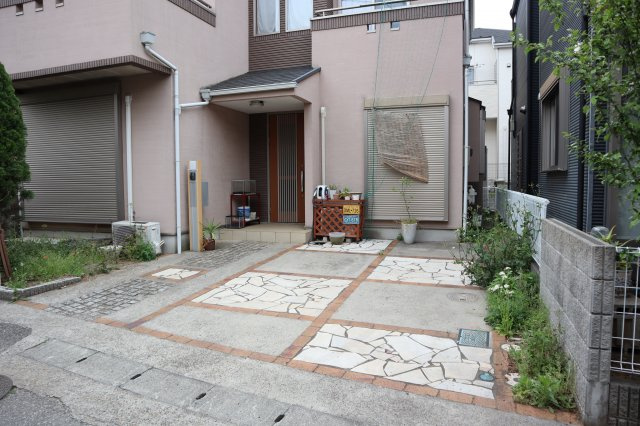 八千代市大和田　中古戸建　平成１８年建築　東南側公道面の駐車場