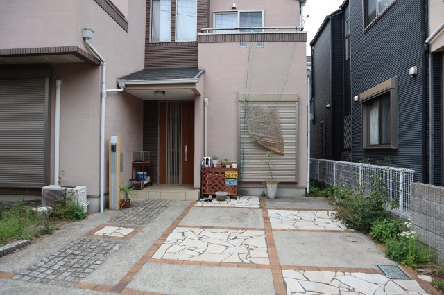八千代市大和田　中古戸建　平成１８年建築　東南側公道面の駐車場