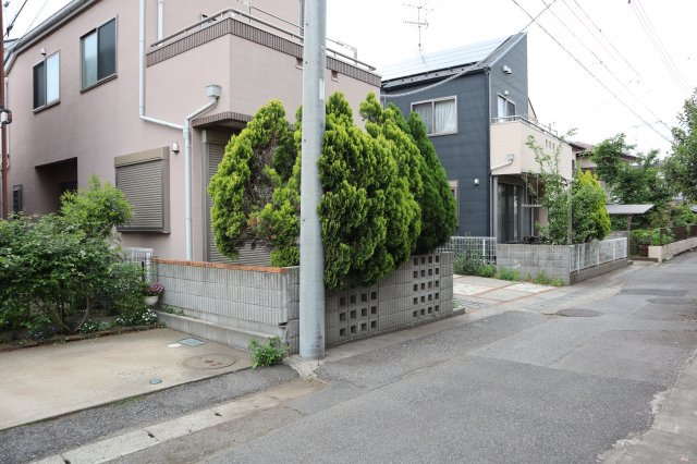 八千代市大和田　中古戸建　平成１８年建築　東南側公道面の前面道路含む現地写真