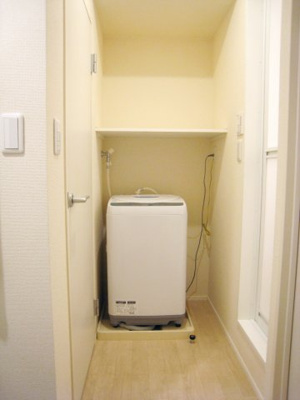 【洗面所】 | ゾンマー | 脱衣所あり。洗濯機もついています。