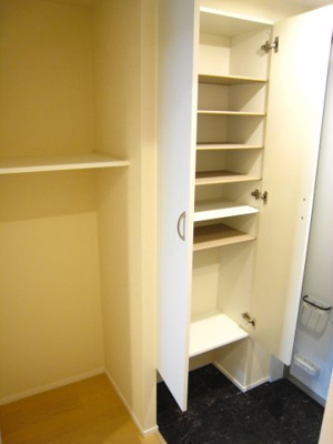 【内装】 | ゾンマー | シューズボックスとその隣にも収納スペースあり