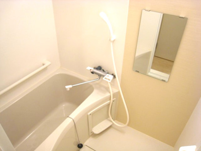 【浴室】 | ゾンマー | おしゃれなカラーパネルの浴室。パネルの色は異なる場合があります。