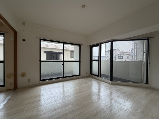 【居間・リビング】 | SHRIKE96（シュライク96） | 写真はリフォーム前の状態です（2025年12月30日撮影）