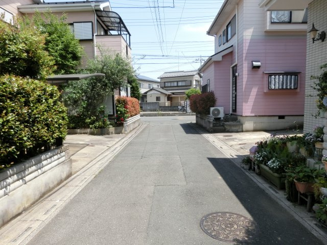 鴻巣市氷川町の中古一戸建の前面道路含む現地写真|前面道路を西側から撮影した写真です。位置指定道路ですが、現在は鴻巣市の道路となっています。2019年5月11日の12:00頃撮影。