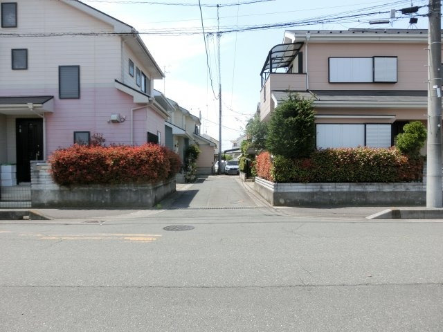 鴻巣市氷川町の中古一戸建の前面道路含む現地写真|前面道路を東側から撮影した写真です。2019年5月11日の12:00頃撮影。