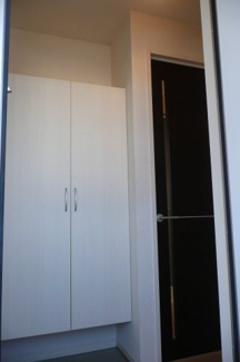 【収納】 | グランベリーＫ | 玄関収納♪白を基調とした室内にドアのお色がシックでおしゃれです。