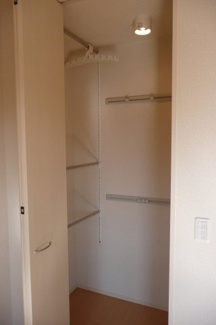 【収納】 | グランベリーＫ | すべてを見渡せ、サッと手が届く、便利なワンステップクローゼット♪棚位置はお好みで使い方自由自在、奥の壁面には、“ちょっとがけ”に便利な「ハングバー」付き！お洋服が大好きな方に住んで頂きたい物件です。