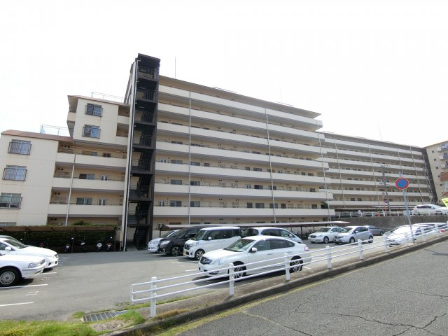 シャルマンコーポ明石4号棟の外観|４号館　道路側から撮影