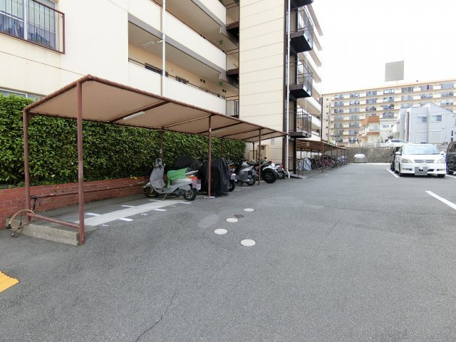 シャルマンコーポ明石4号棟のその他共用部分|バイク置き場も完備されてます