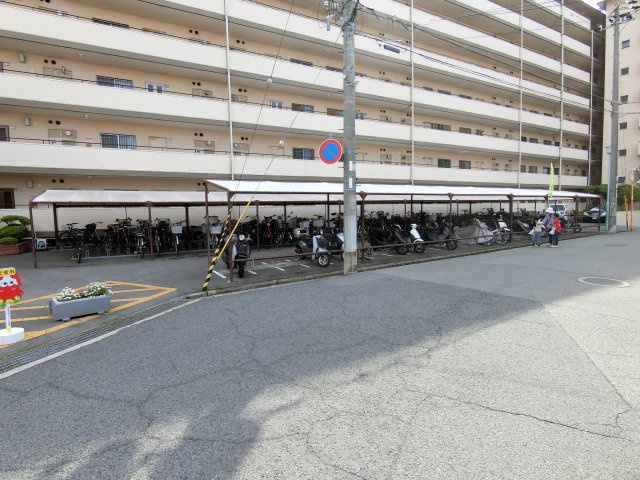 シャルマンコーポ明石4号棟のその他共用部分|駐輪場が広く便利です