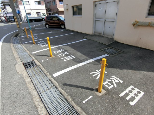 シャルマンコーポ明石4号棟の駐車場|来客用スペースの駐車場　いいですね